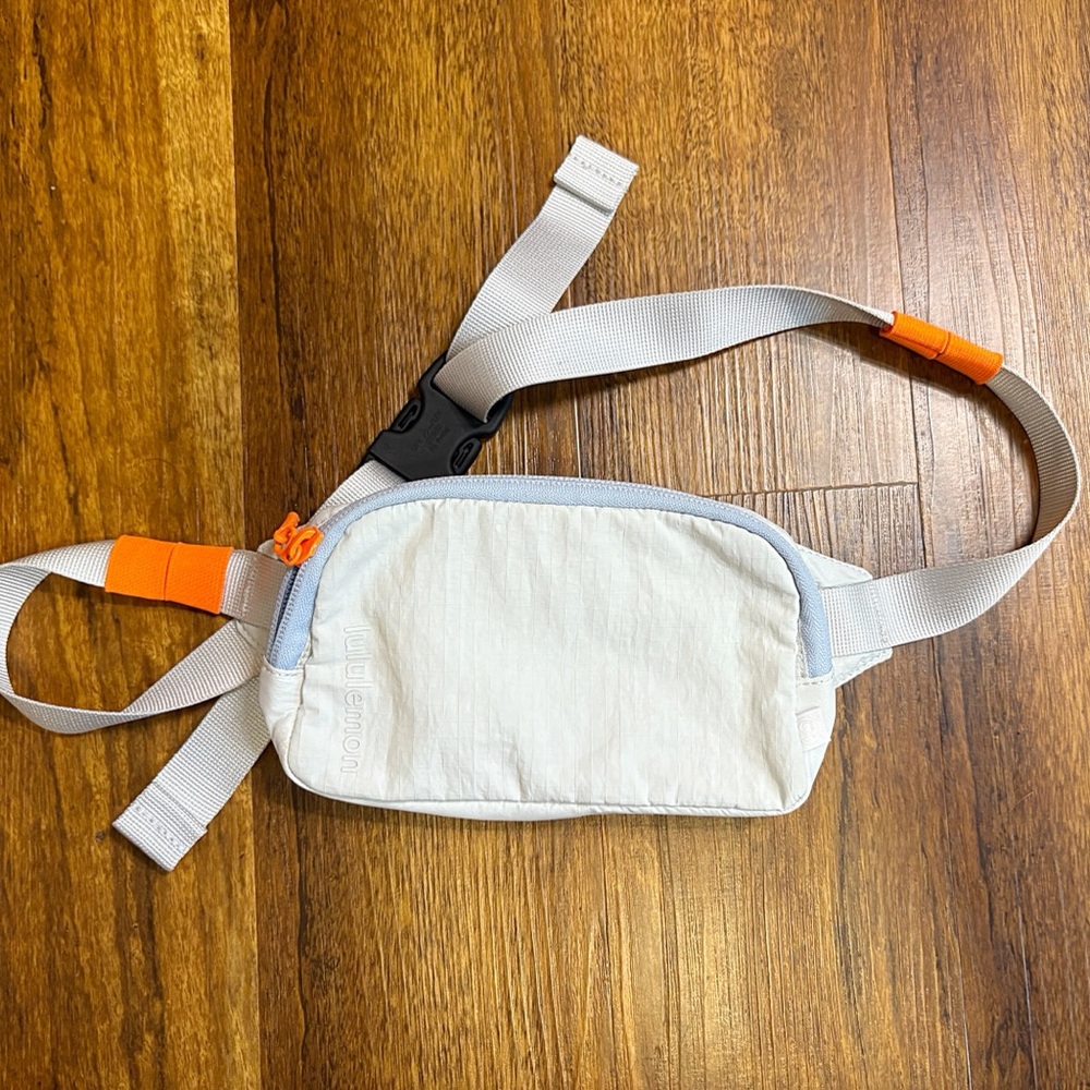 ♥️💖 Lululemon Everywhere Belt Bag Mini Light Blue & Bright Orange EUC